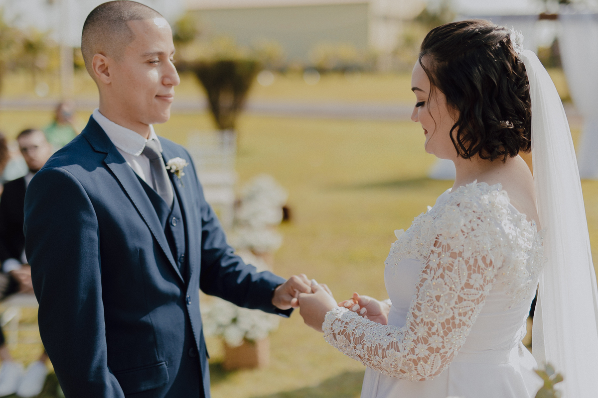Troca de aliança em casamento ao ar livre