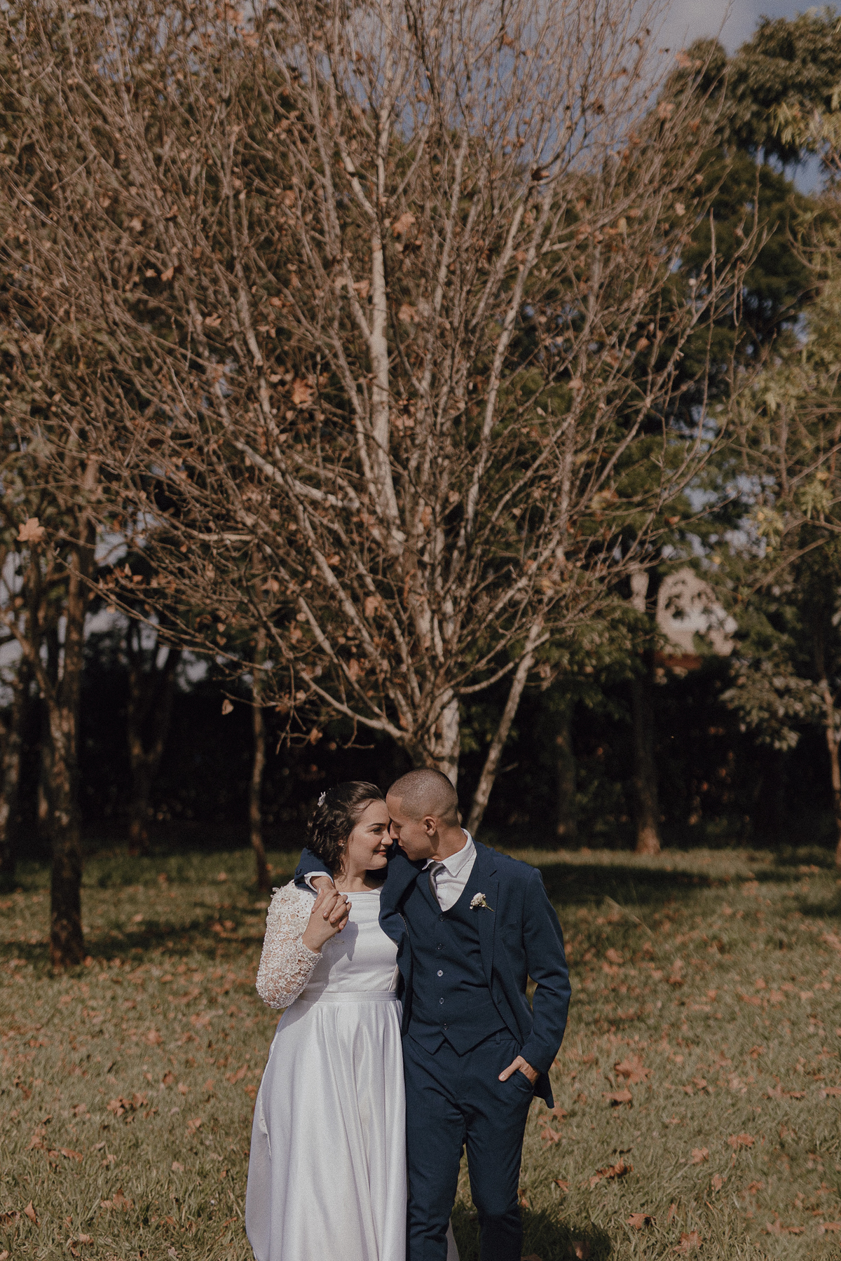 Casal em ensaio pós cerimonia de casamento 