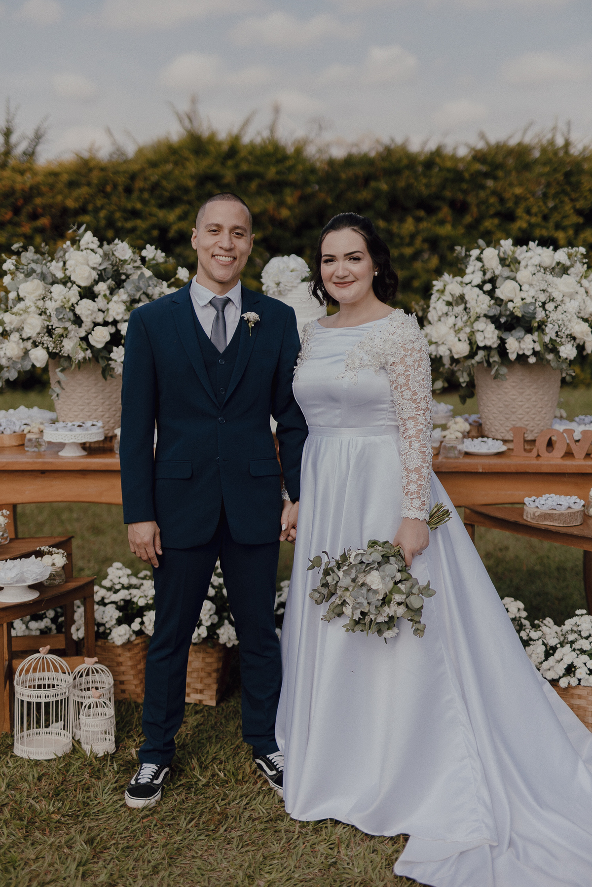 lindo casal em decoração minimalista no campo