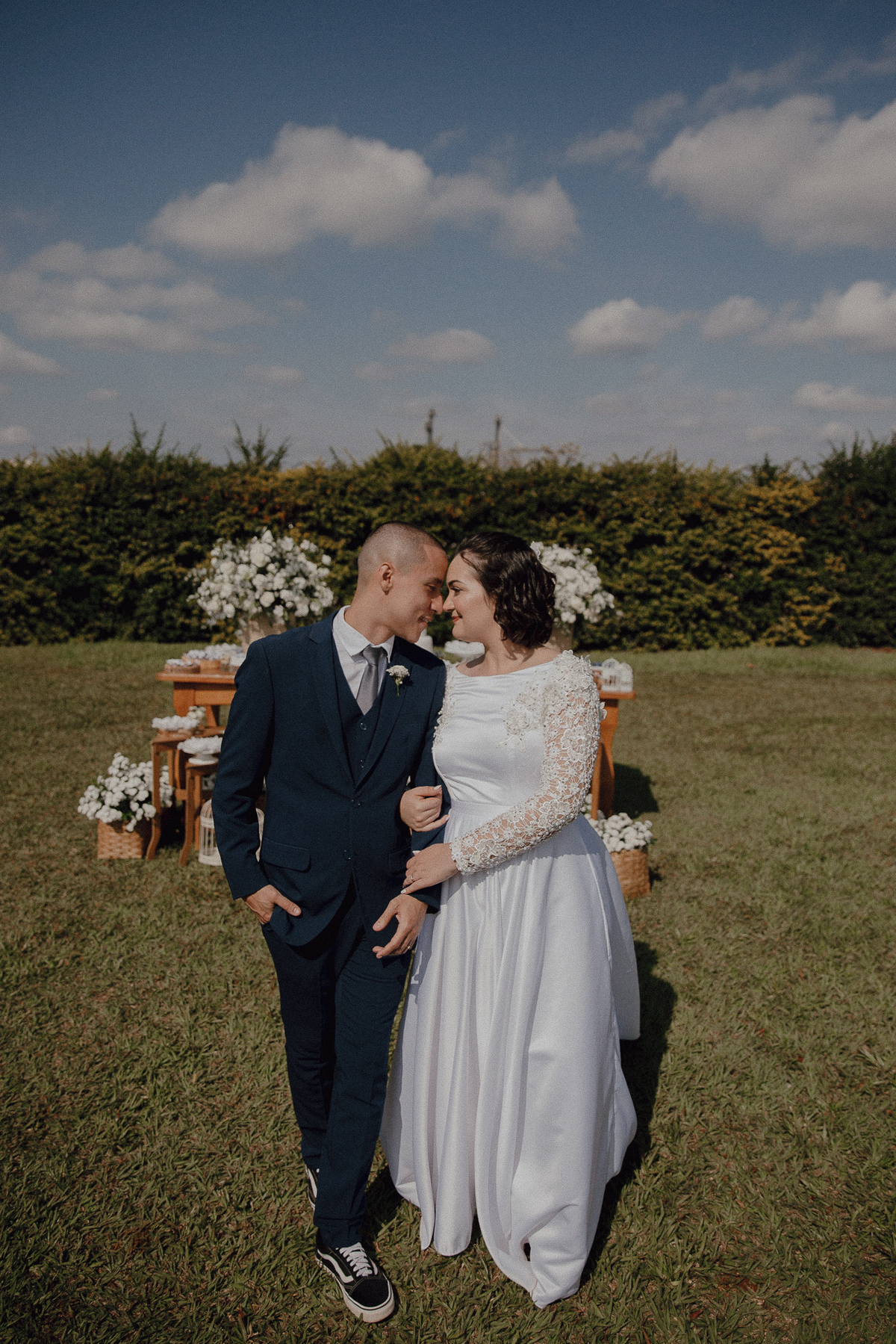 lindo casal em decoração minimalista no campo