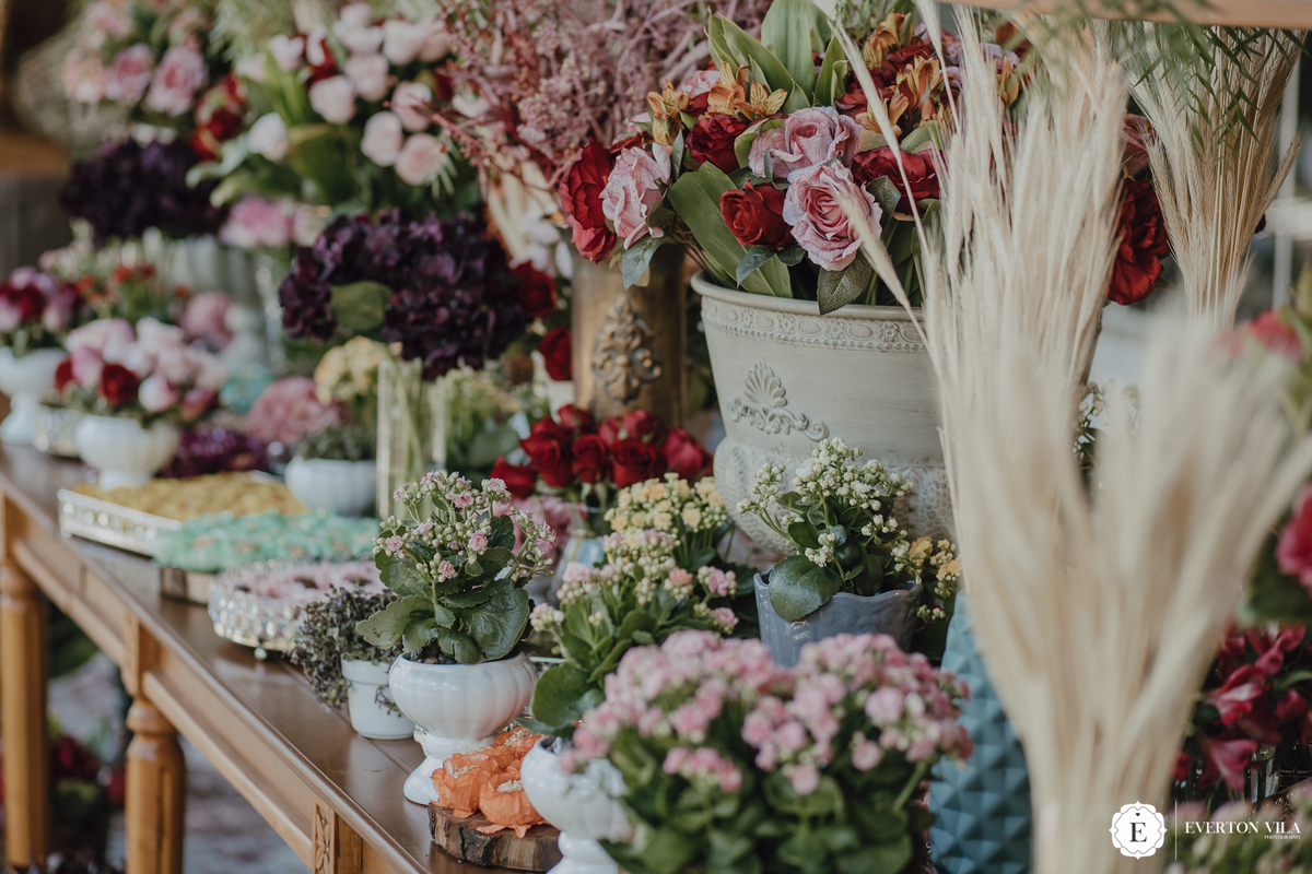 Decoração colorida na mesa do bolo