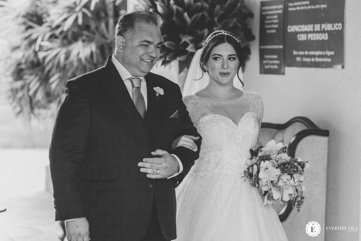 Noiva emocionada antes da sua cerimonia 