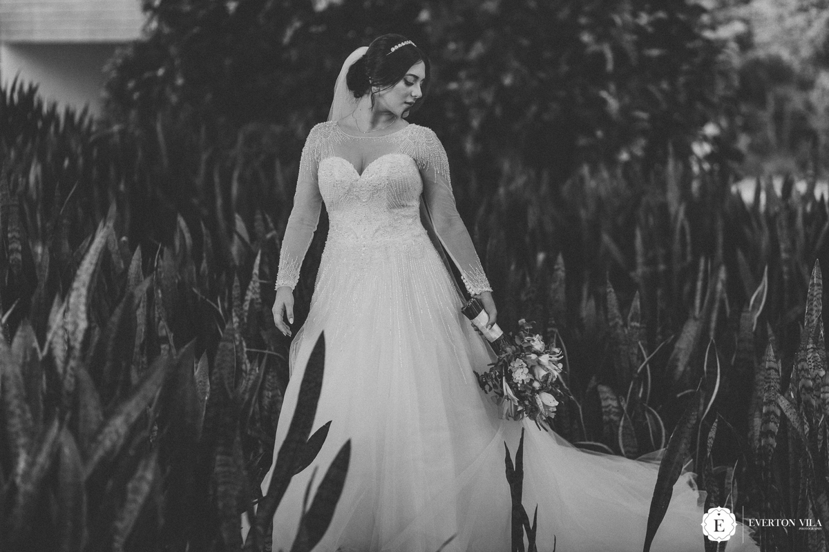 Noiva com vestido de decote coração modelo princesa