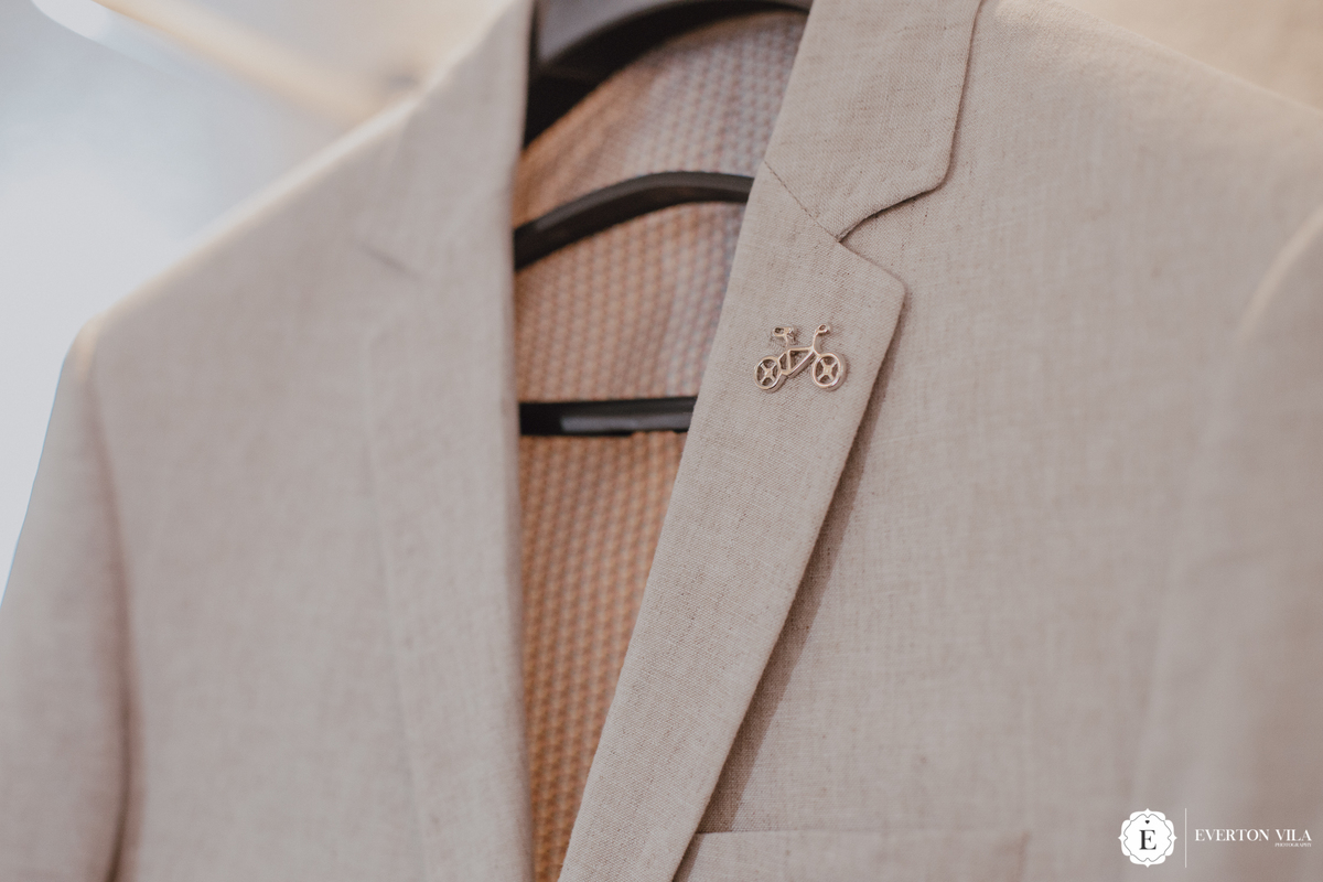 Terno do noivo bege com broche 