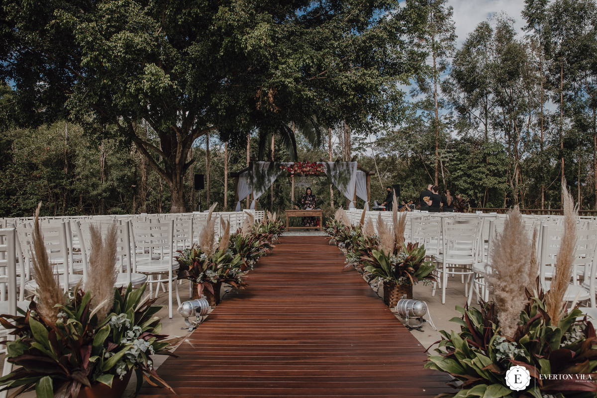 Entrada da noiva ao ar livre com decoração boho chic