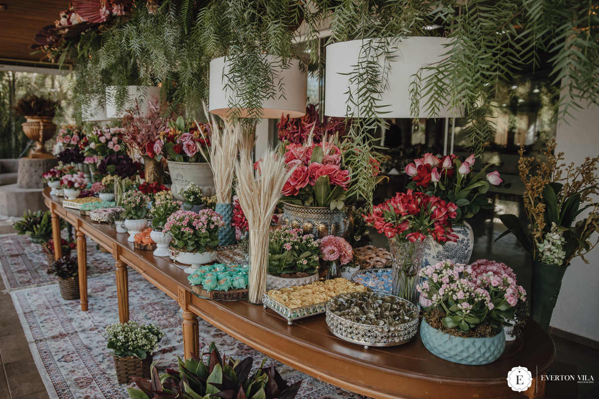 Mesa do bolo com flores coloridas 