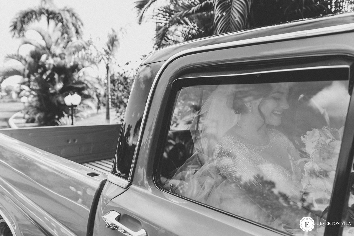 Noiva na espera dentro do carro para entrar na cerimonia 