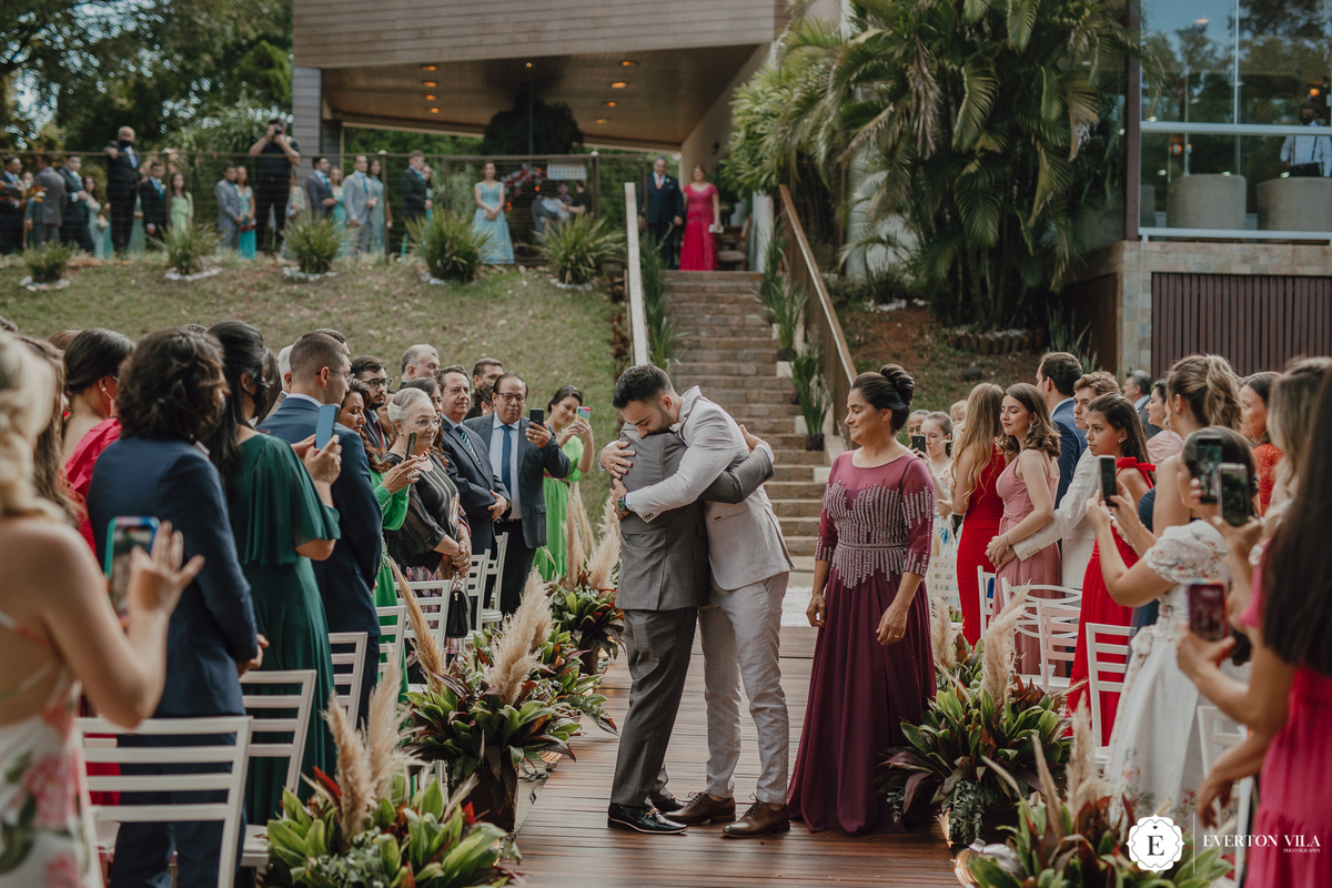 Entrada do noivo com seus pais em casamento ao ar livre