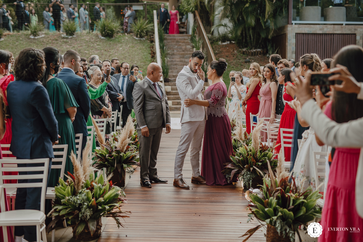 noivo emocionado na sua entrada em casamento ao ar livre
