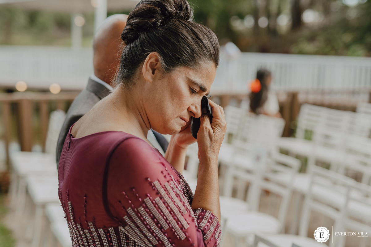 Mãe do noivo emocionada em cerimonia de dia