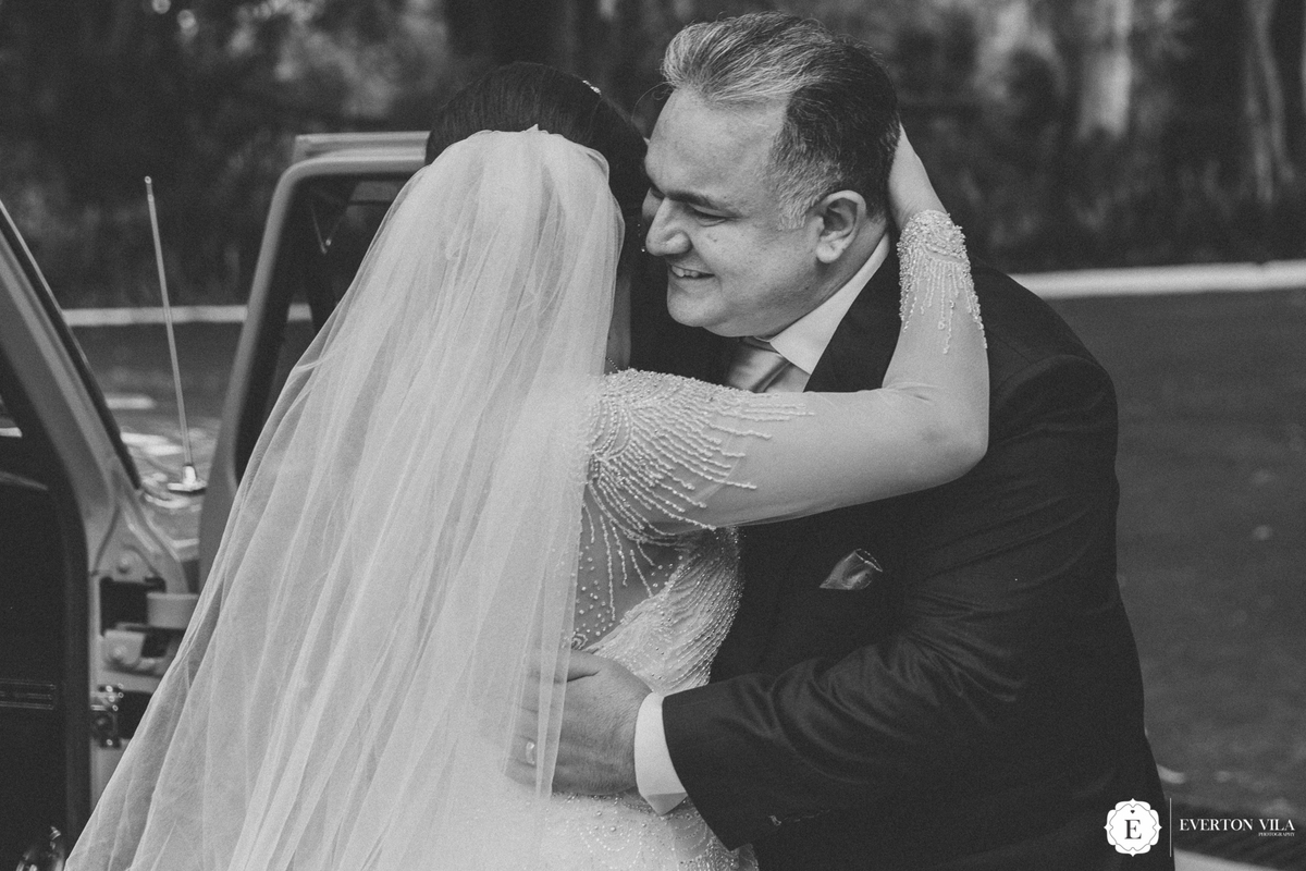 Abraço da noiva em seu pai antes da cerimonia 