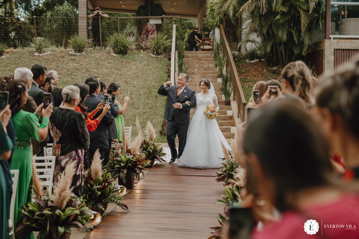 Reação engraçada do pai da noiva em sua entrada 