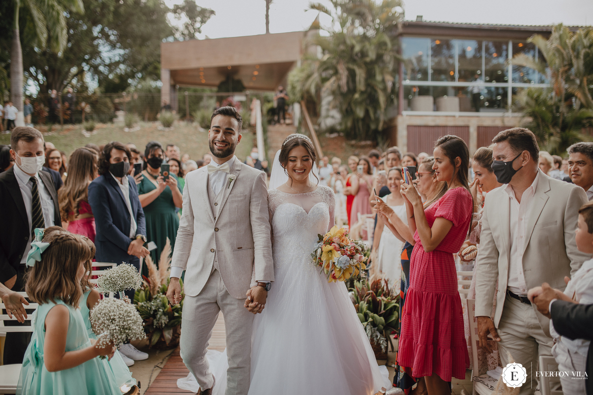 Entrada dos noivos na cerimonia 