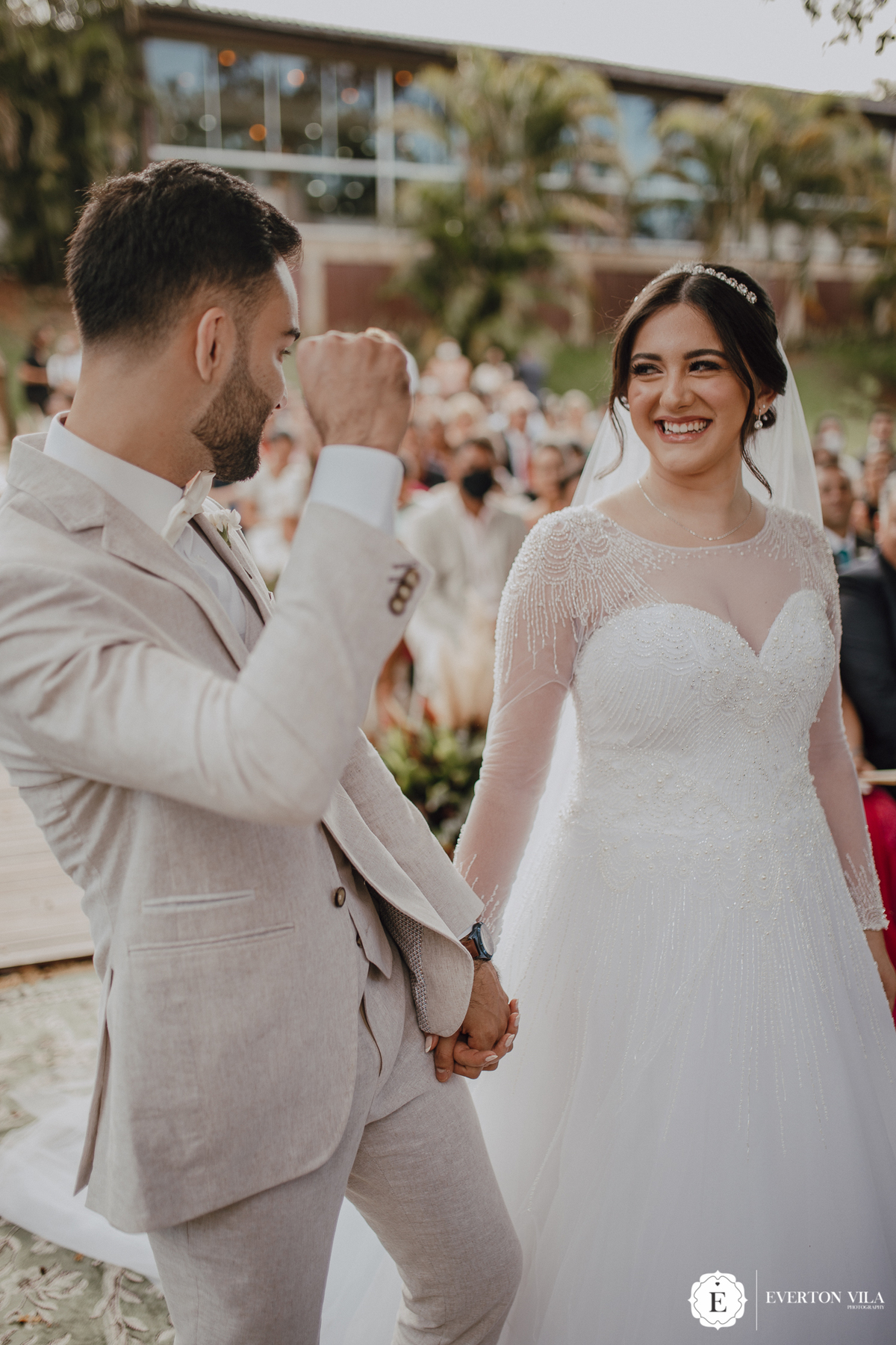 Noivo com reação engraçada na cerimonia