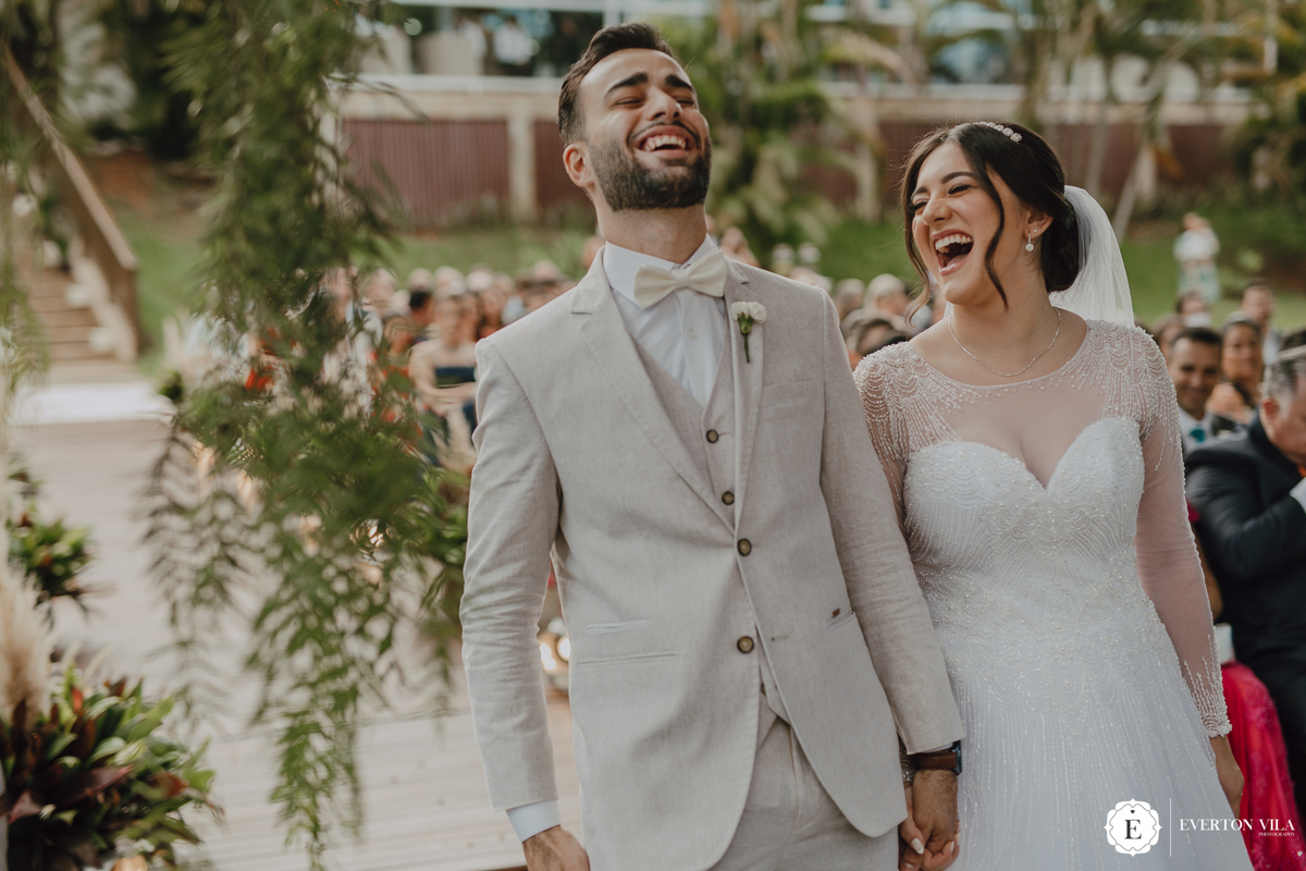 Inspiração de terno bege para noivos em casamento de dia 