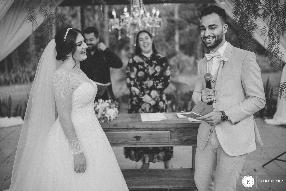 Reação espontânea do noiva em troca de votos