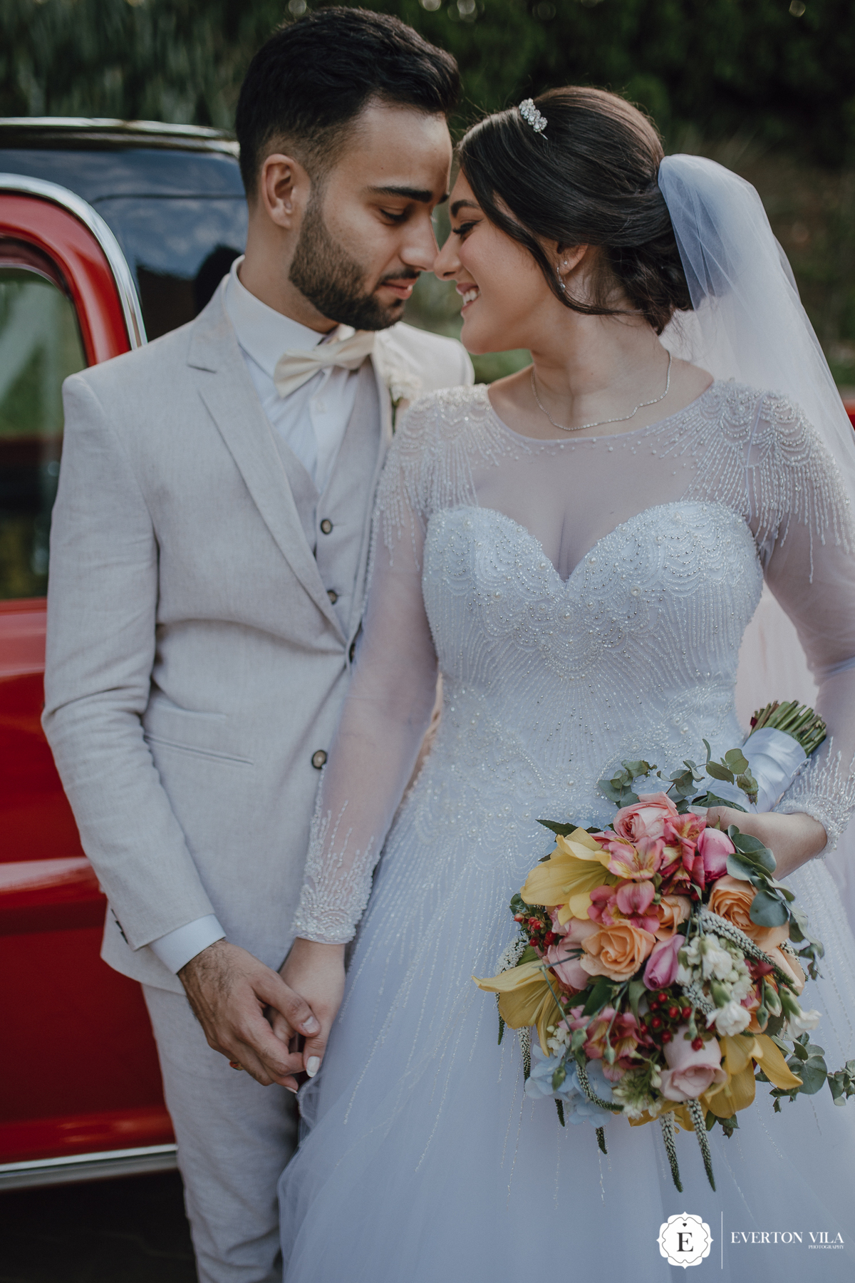 Inspiração de vestido e terno para casamento de dia