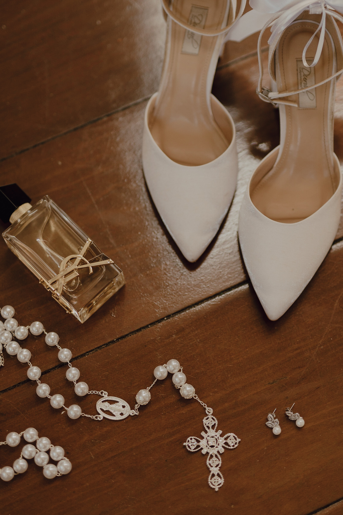 Detalhes da noiva em seu making off