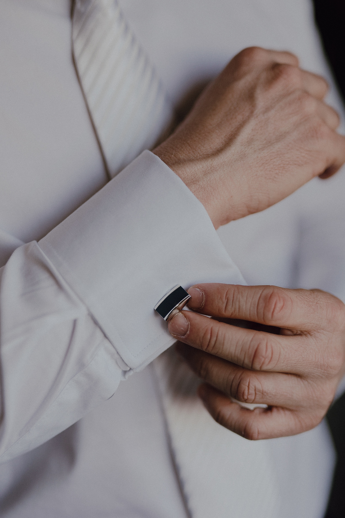 Detalhes do noiva em making off no hotel