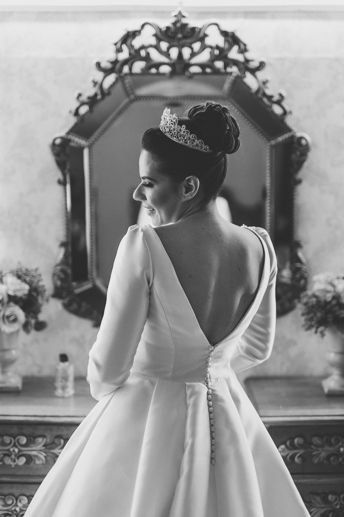 Inspiração de noiva estilo clássica com vestido decote V nas costas modelo princesa