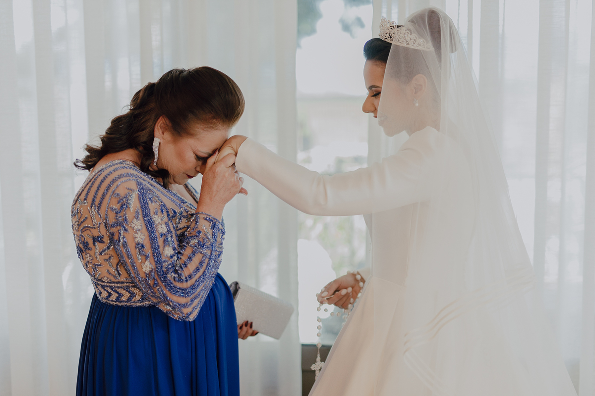 Mãe da noiva emocionada 