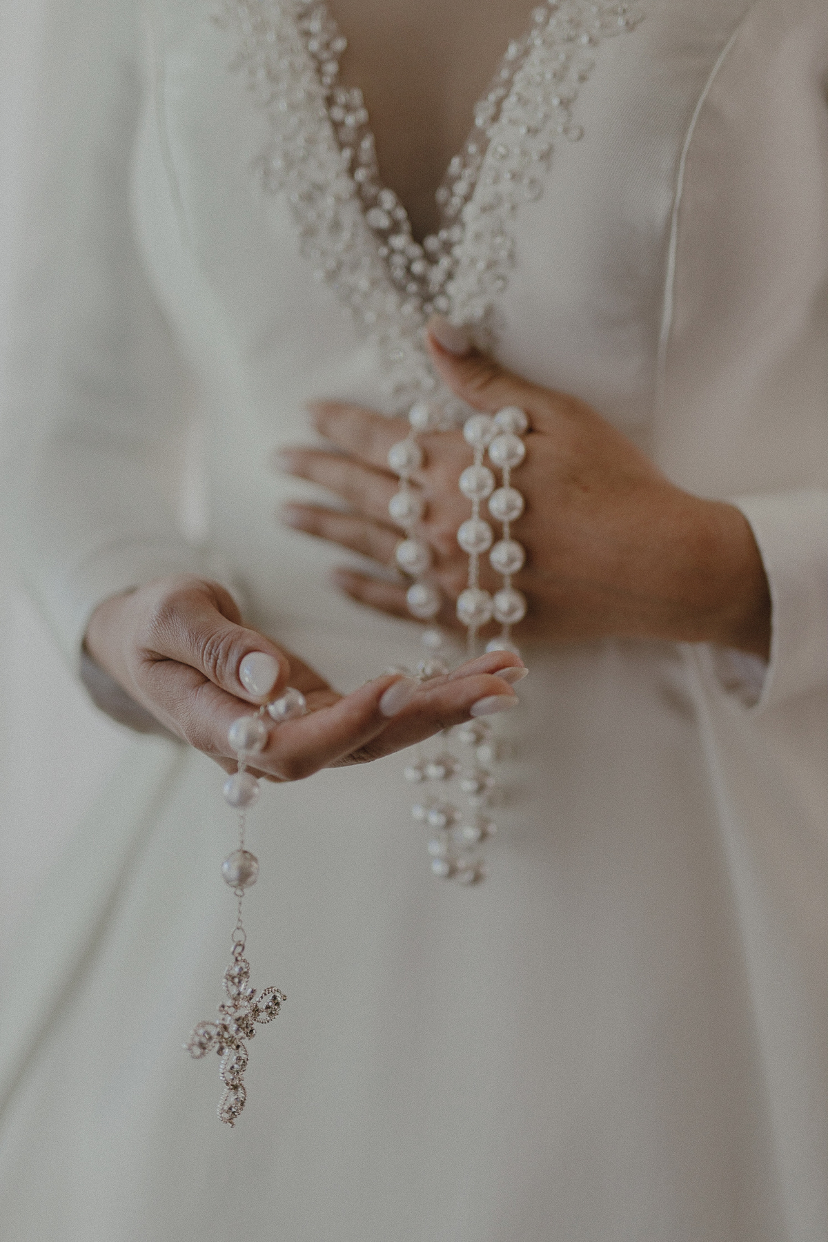 Noiva segurando um rosário