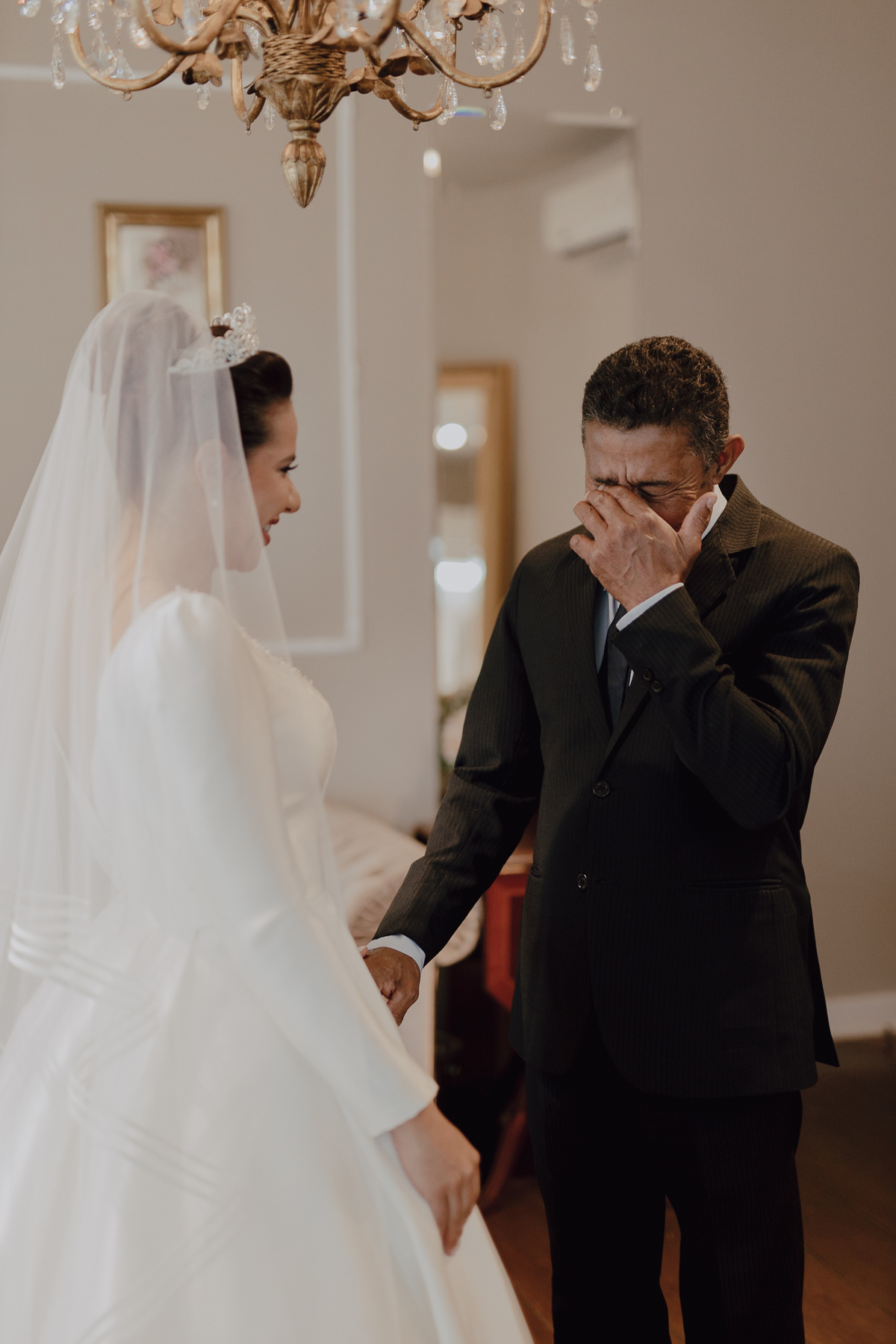 Pai da noiva emocionado em fist look