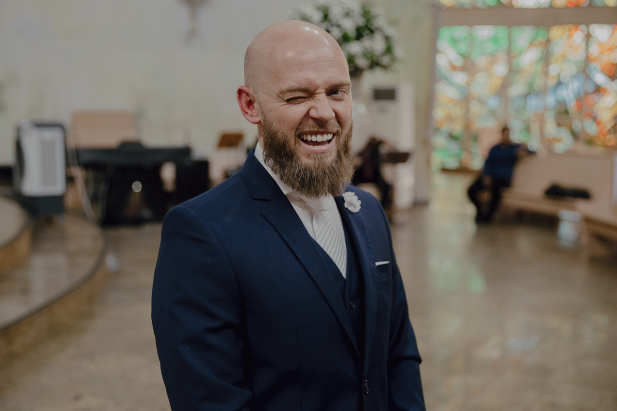 Reação espontânea do noivo em casamento na igreja