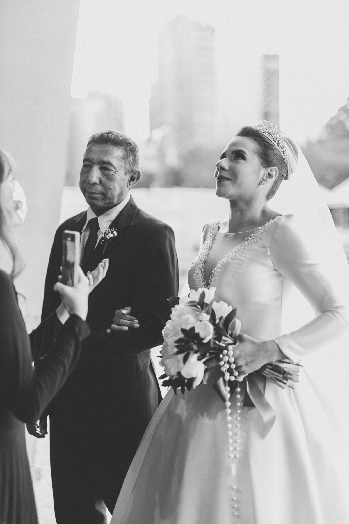 Noiva emocionada antes de entrar na igreja