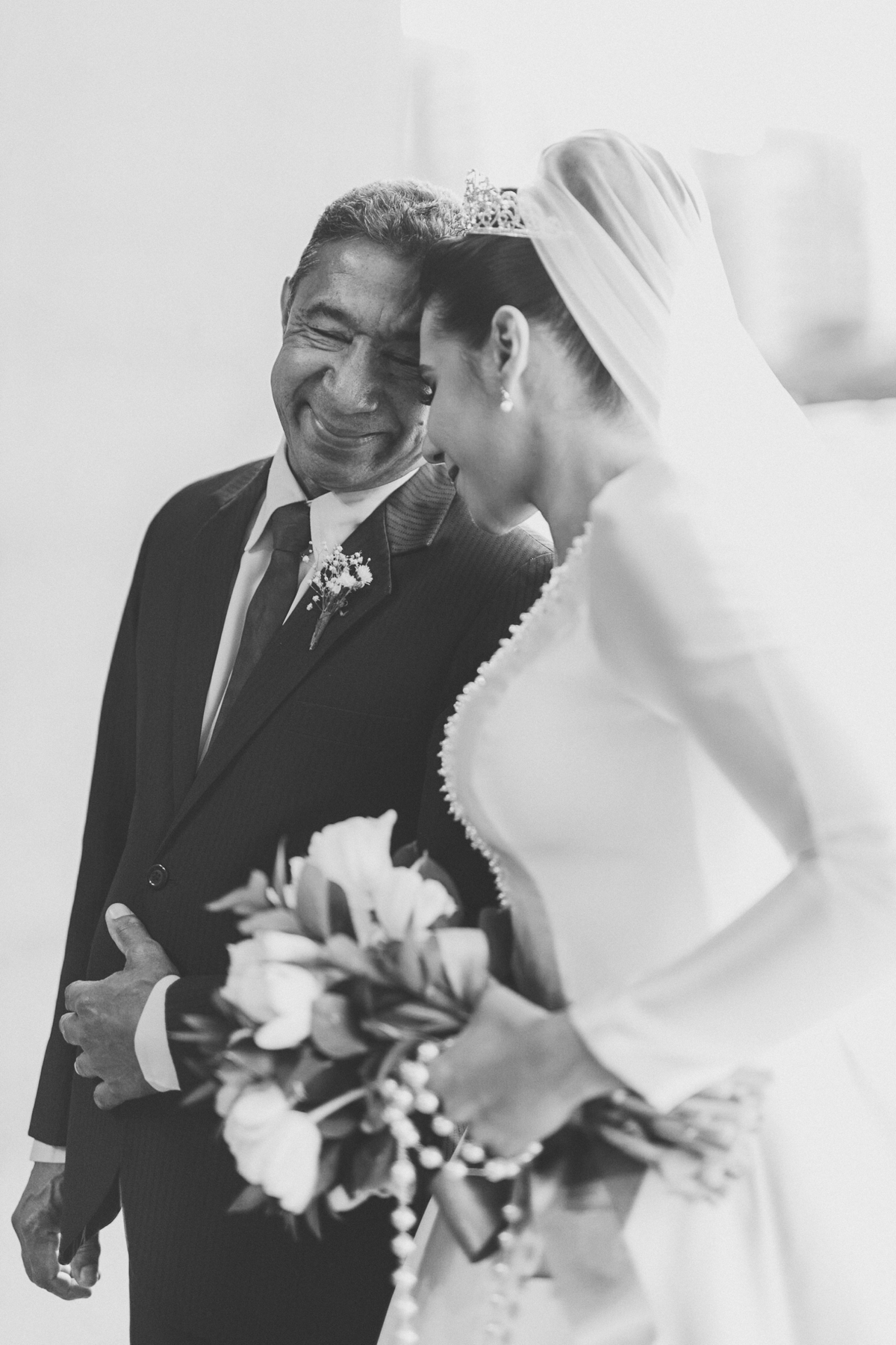 Noiva com seu pai antes da sua cerimonia de casamento na catedral de Maringá