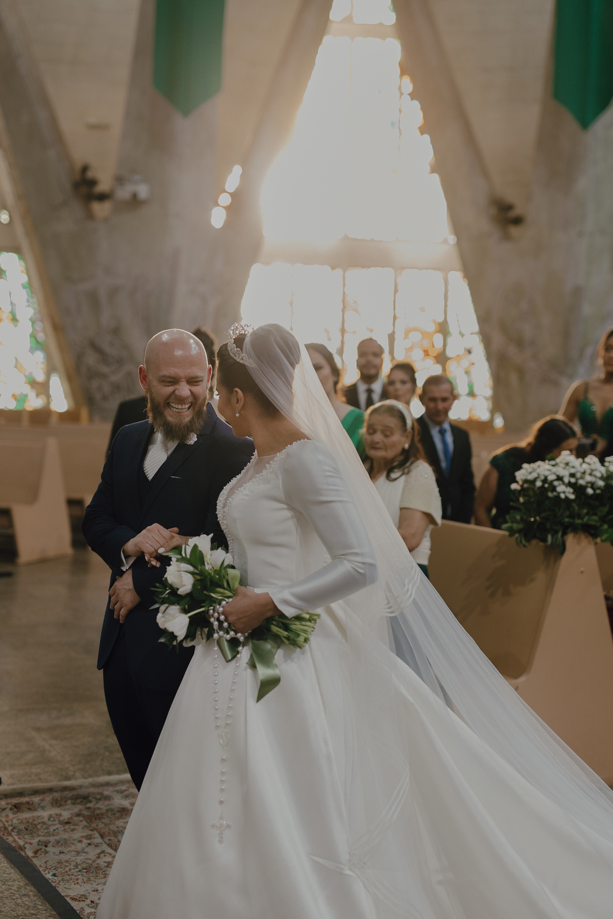 Noivos felizes em casamento na catedral de Maringá