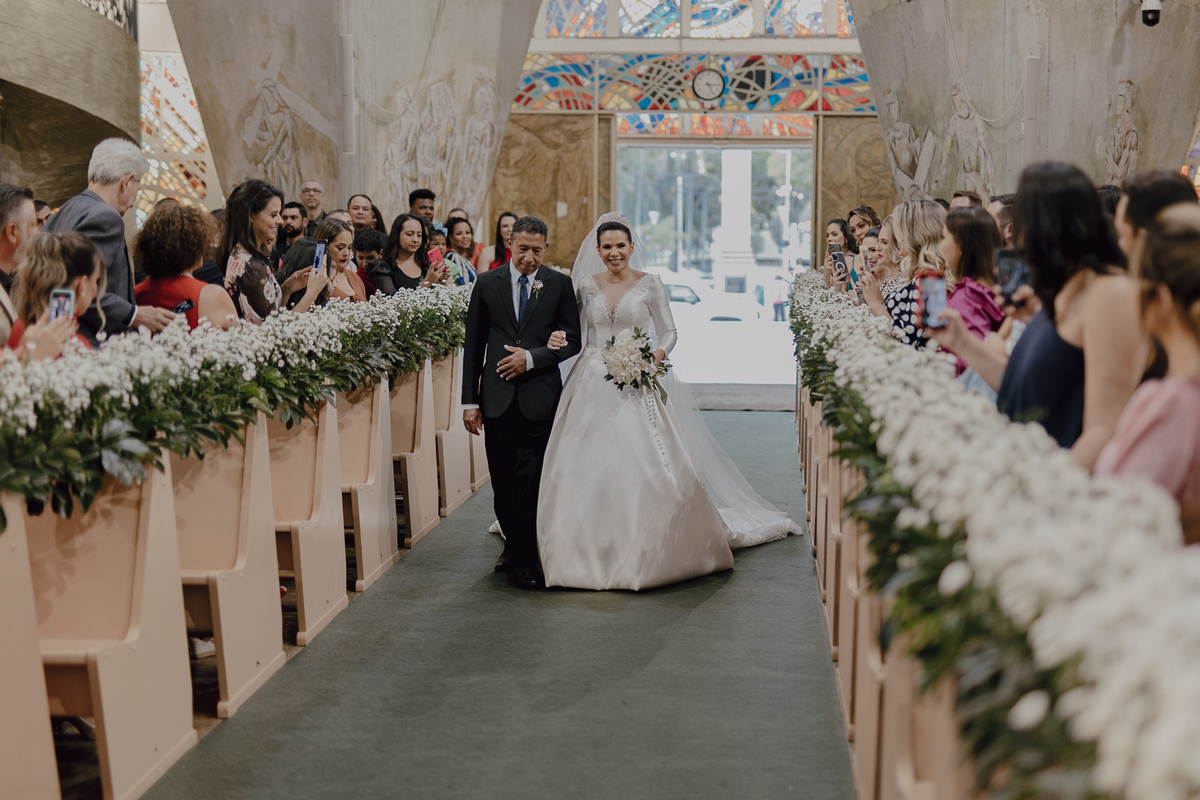 Entrada da noiva na igreja Catedral de Maringá