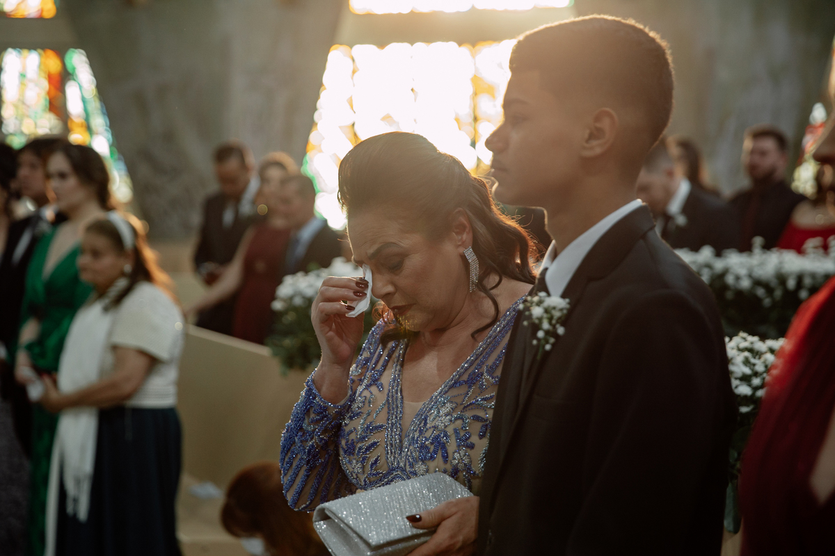 Mãe da noiva emocionada em casamento na igreja