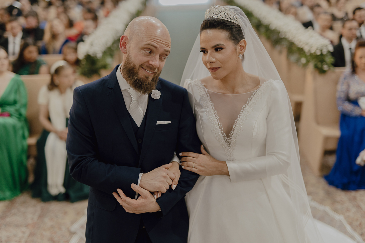 Reação engraçada do noivo em casamento clássico na igreja 