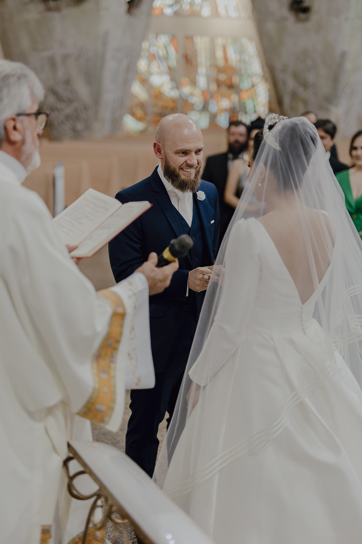 Troca de alianças em casamento na igreja 