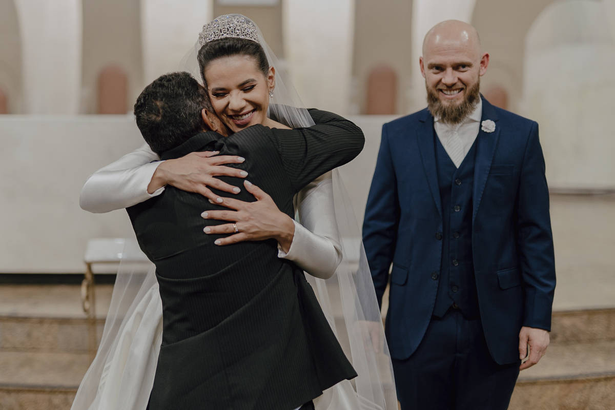 cumprimento do pai da noiva em casamento na igreja