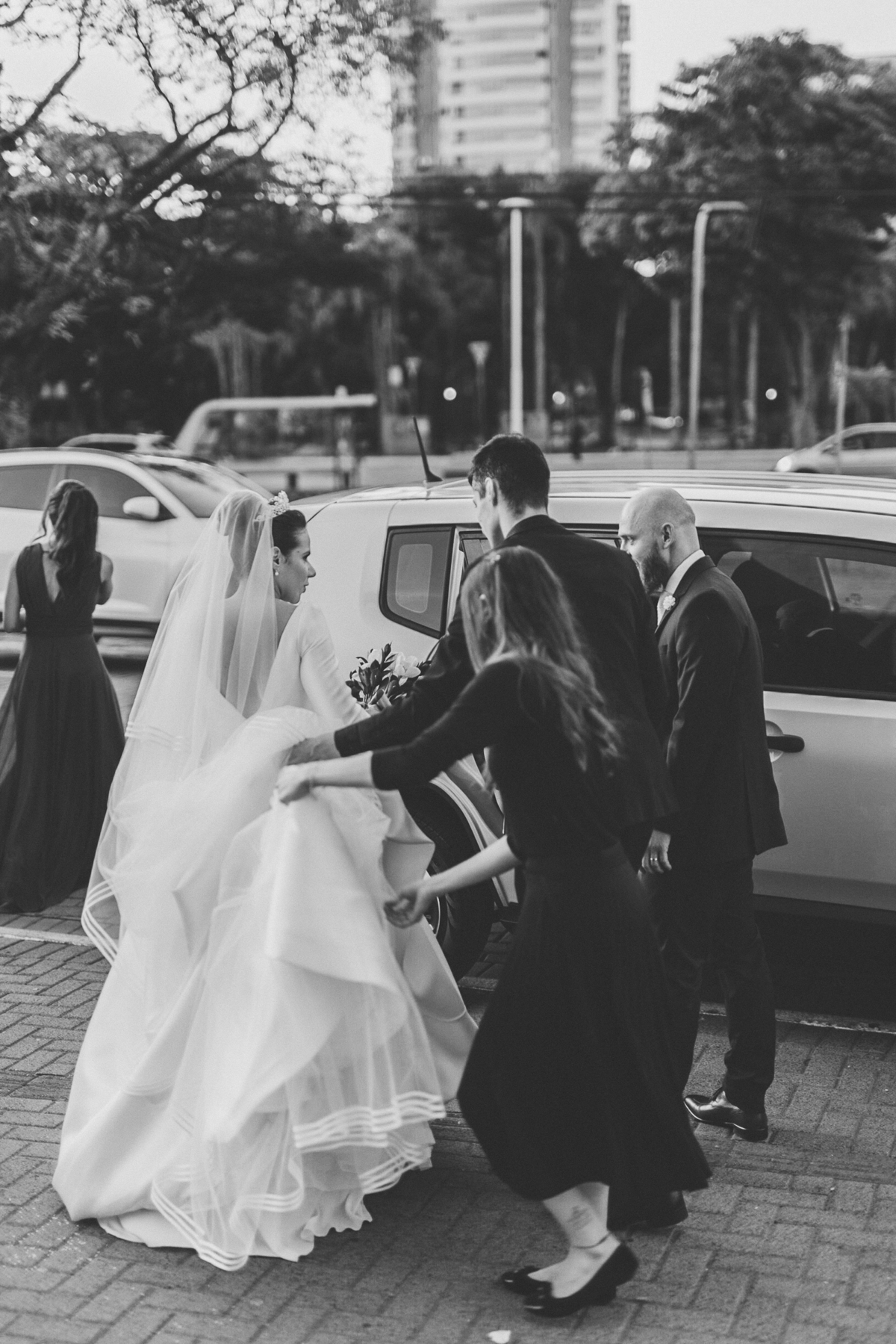 Noivos indo para festa de casamento