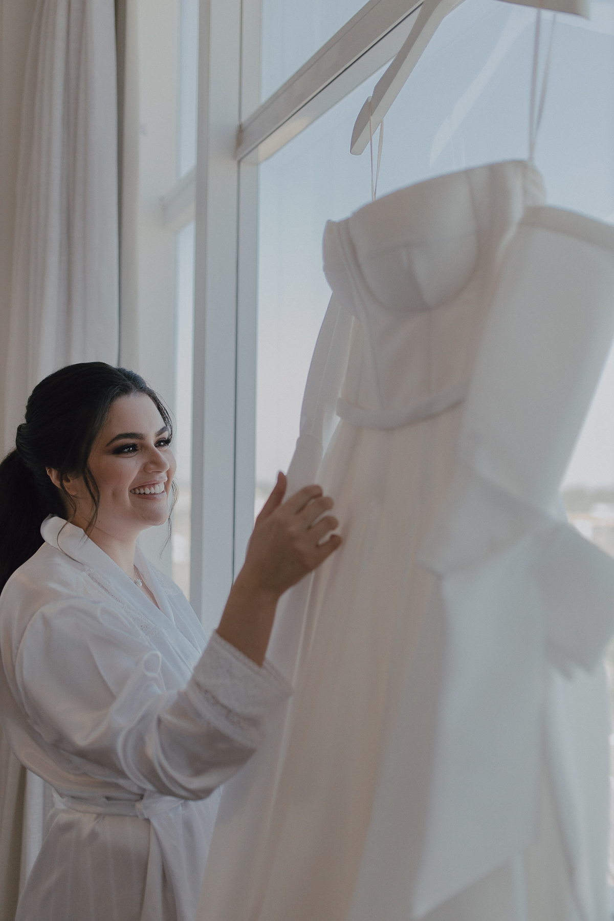 Noiva com seu vestido no making off em hotel