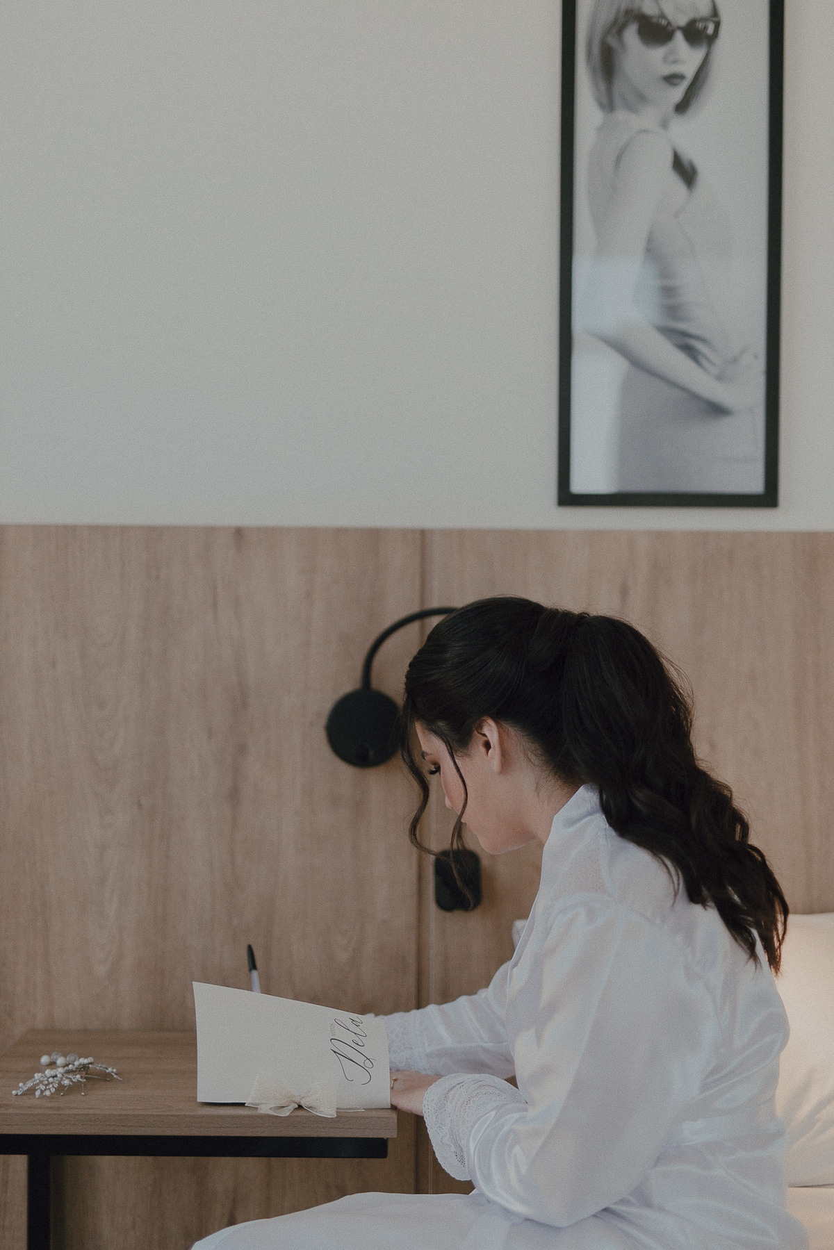 Noiva escrevendo seus votos no making off