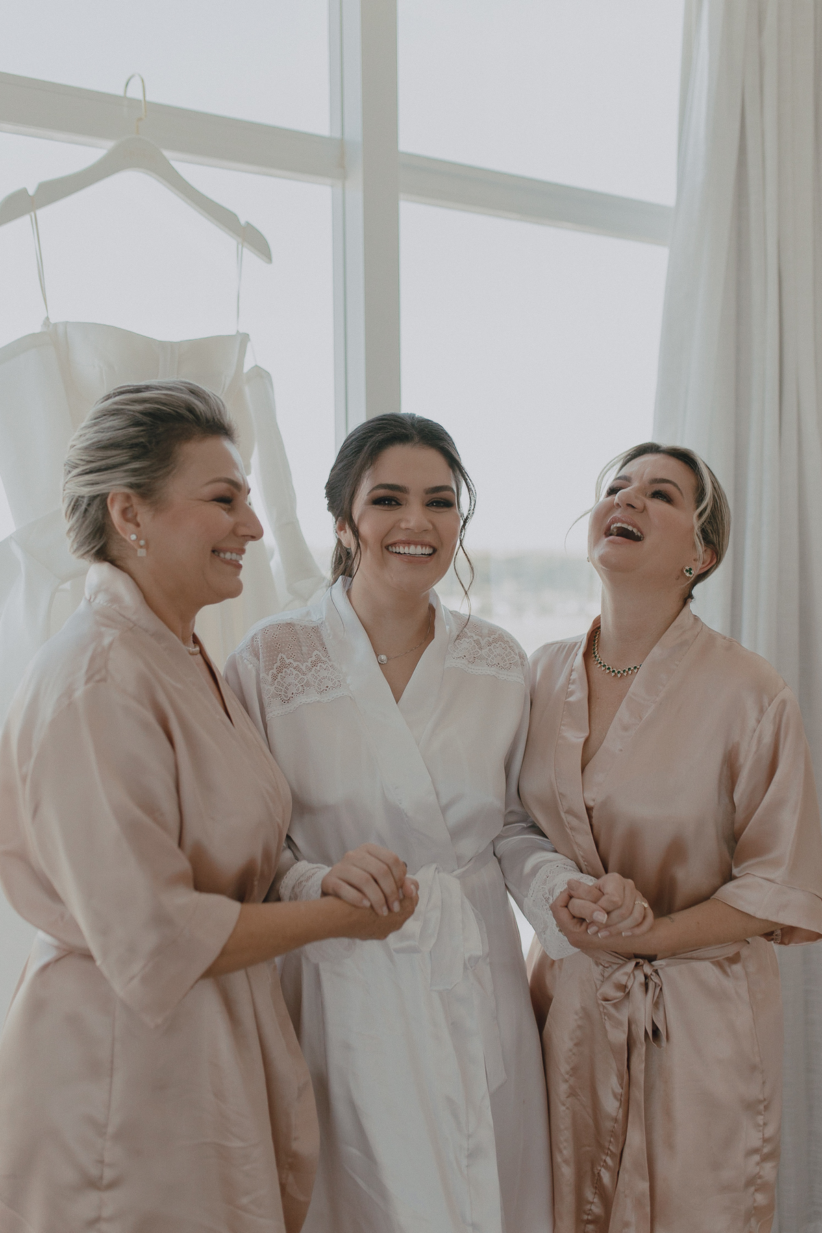 Noiva com a mãe e sogra no making off