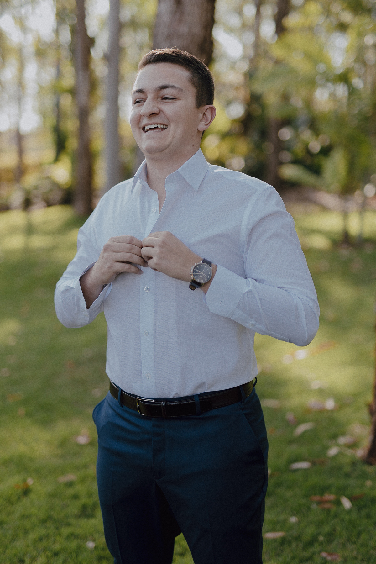 Noivo terminado de se arrumar seu casamento