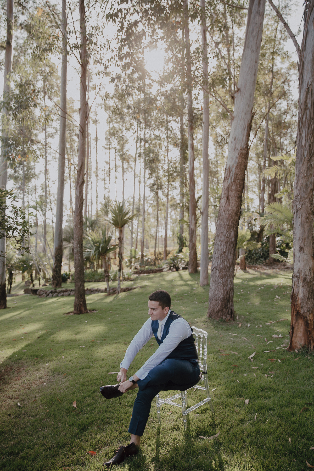 Noivo terminado de se arrumar seu casamento