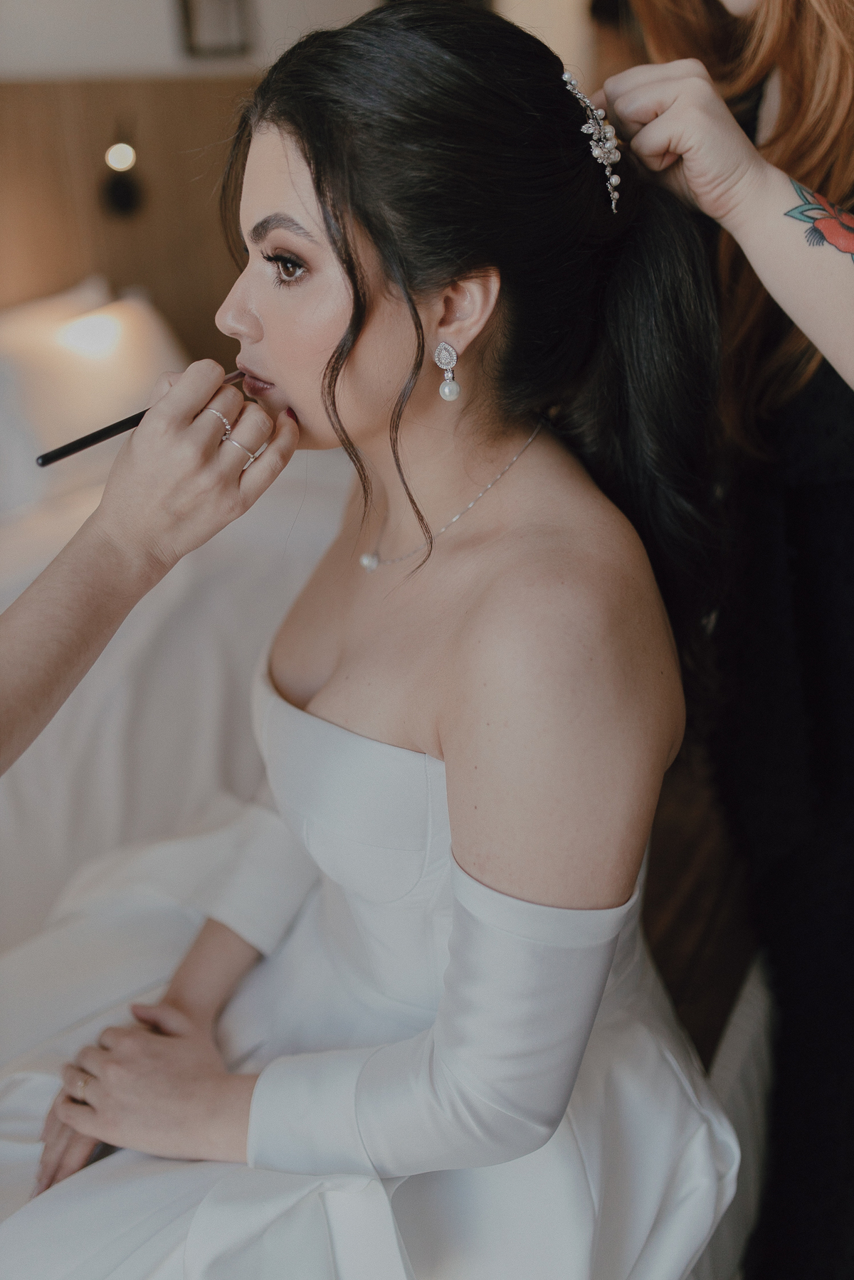 Noiva retocando a maquiagem em making off no hotel