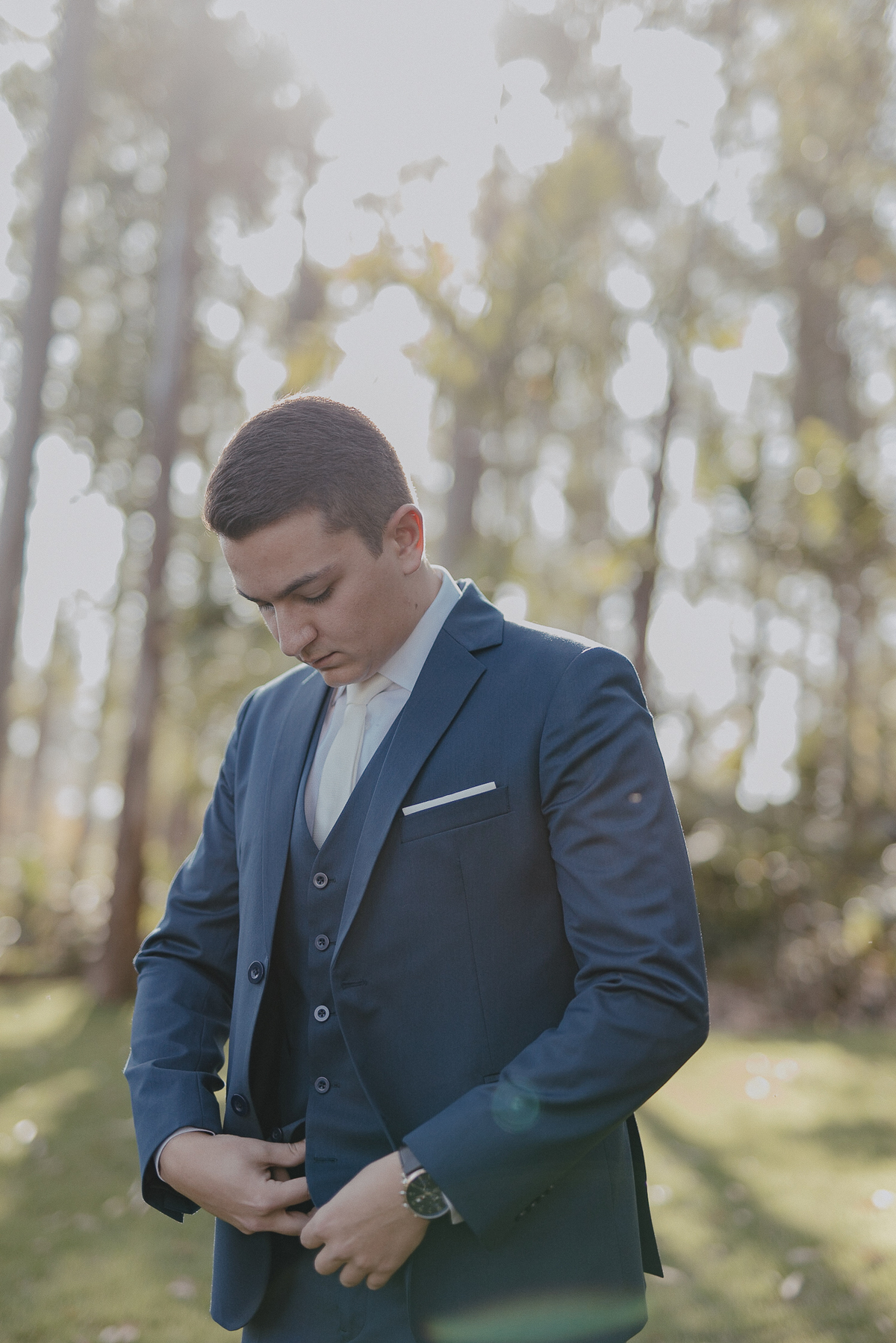 Noivo com terno azul marinho para casamento de dia