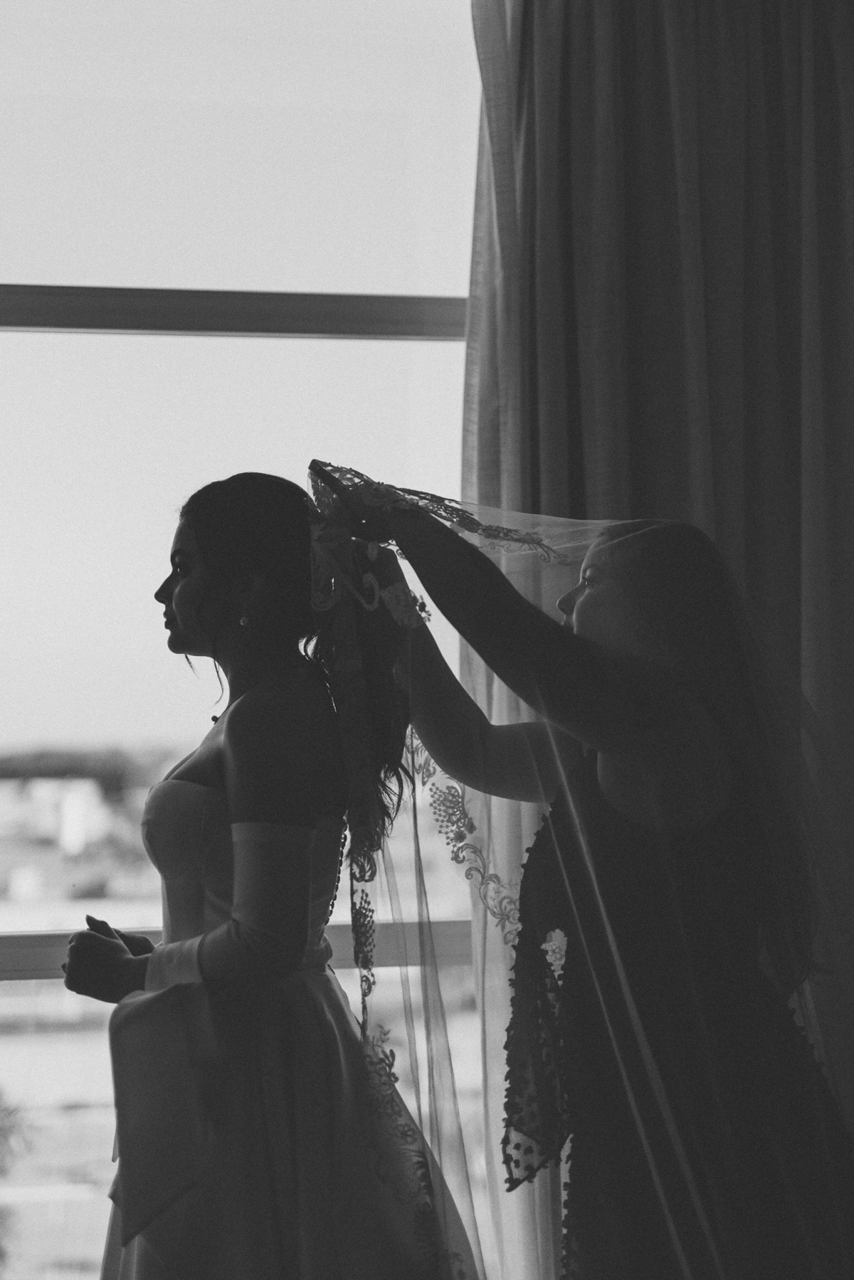 Noiva colocando seu véu