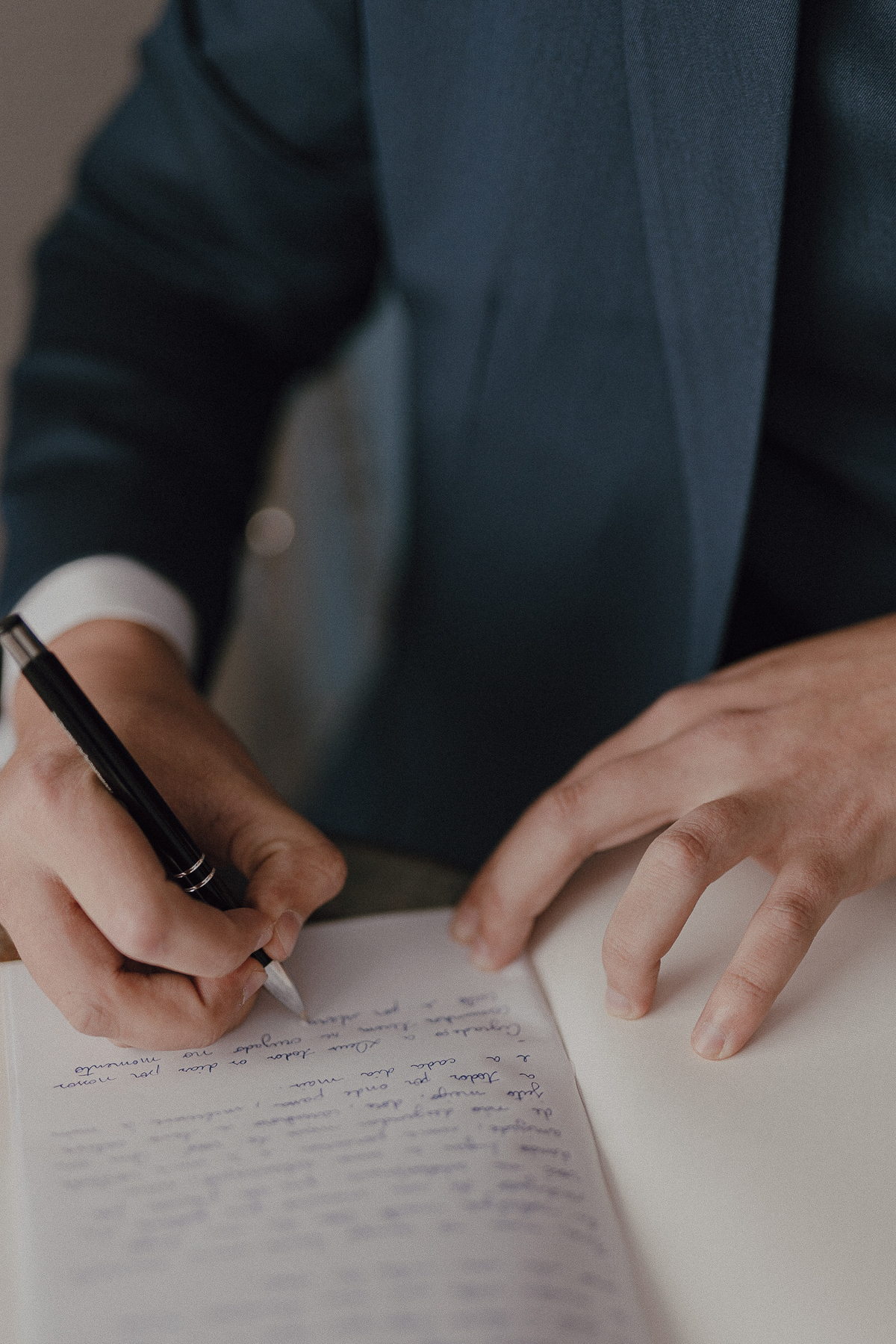 Noivo escrevendo seus votos no making off