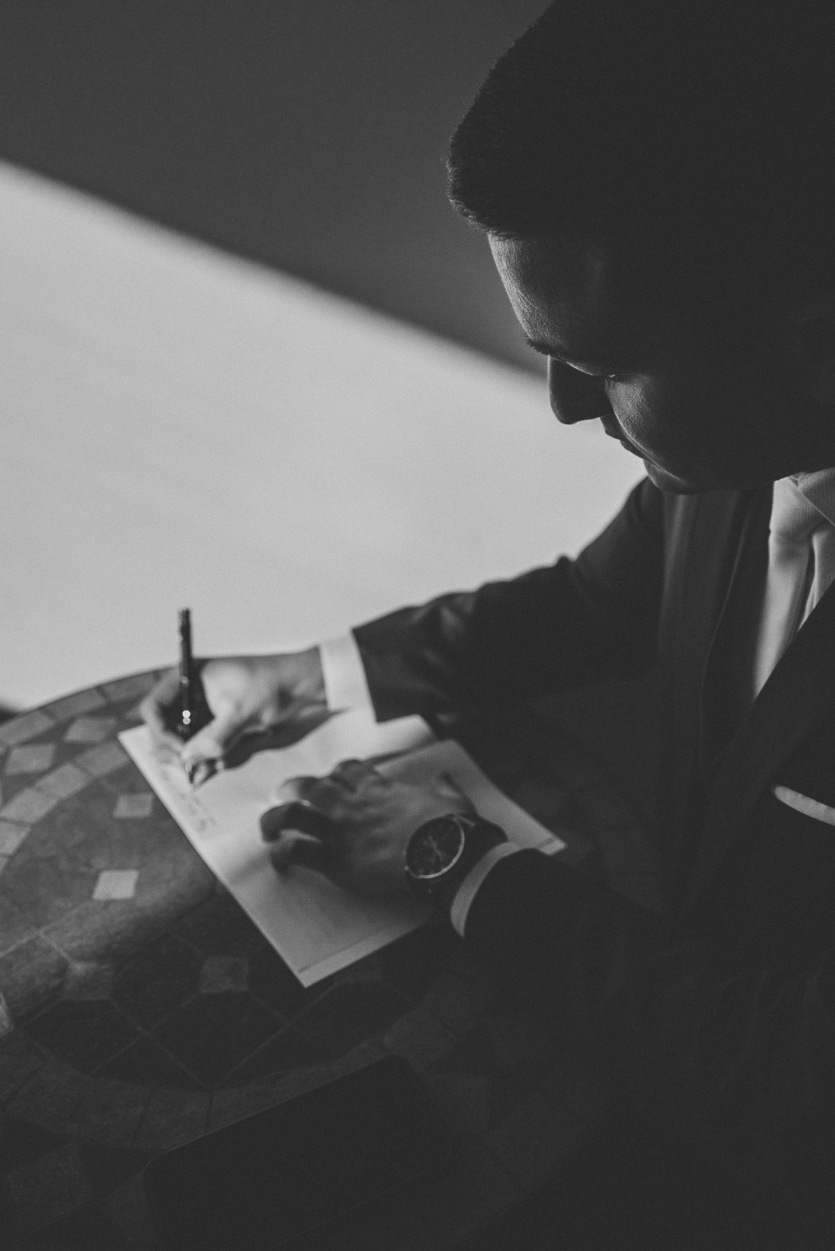 Noivo escrevendo seus votos no making off