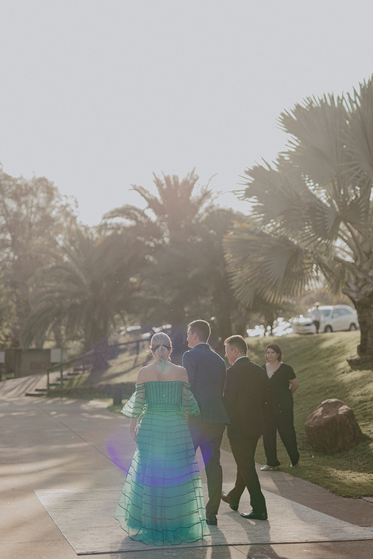 Noivo com seus pais em casamento de dia 