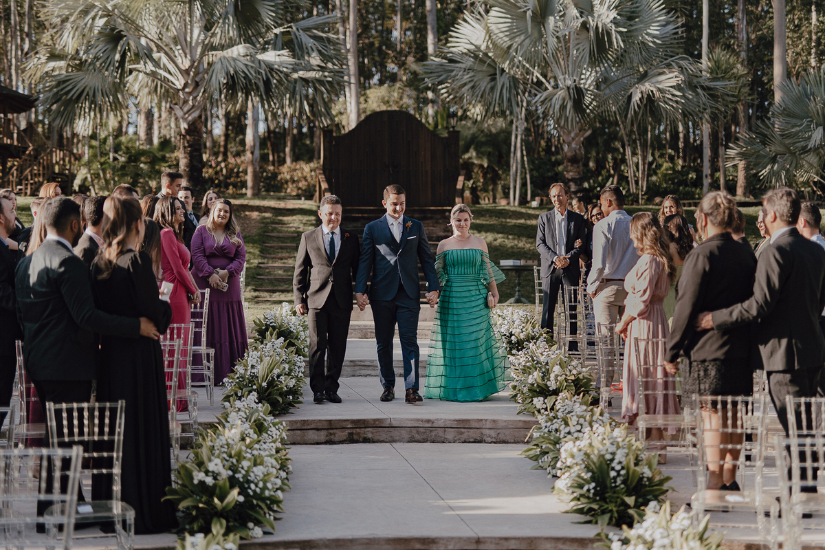 Entrada do Noivo em casamento ao ar livre