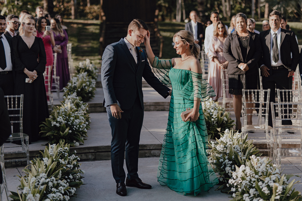 Cumprimento do noivo com a sua mãe em casamento externo 